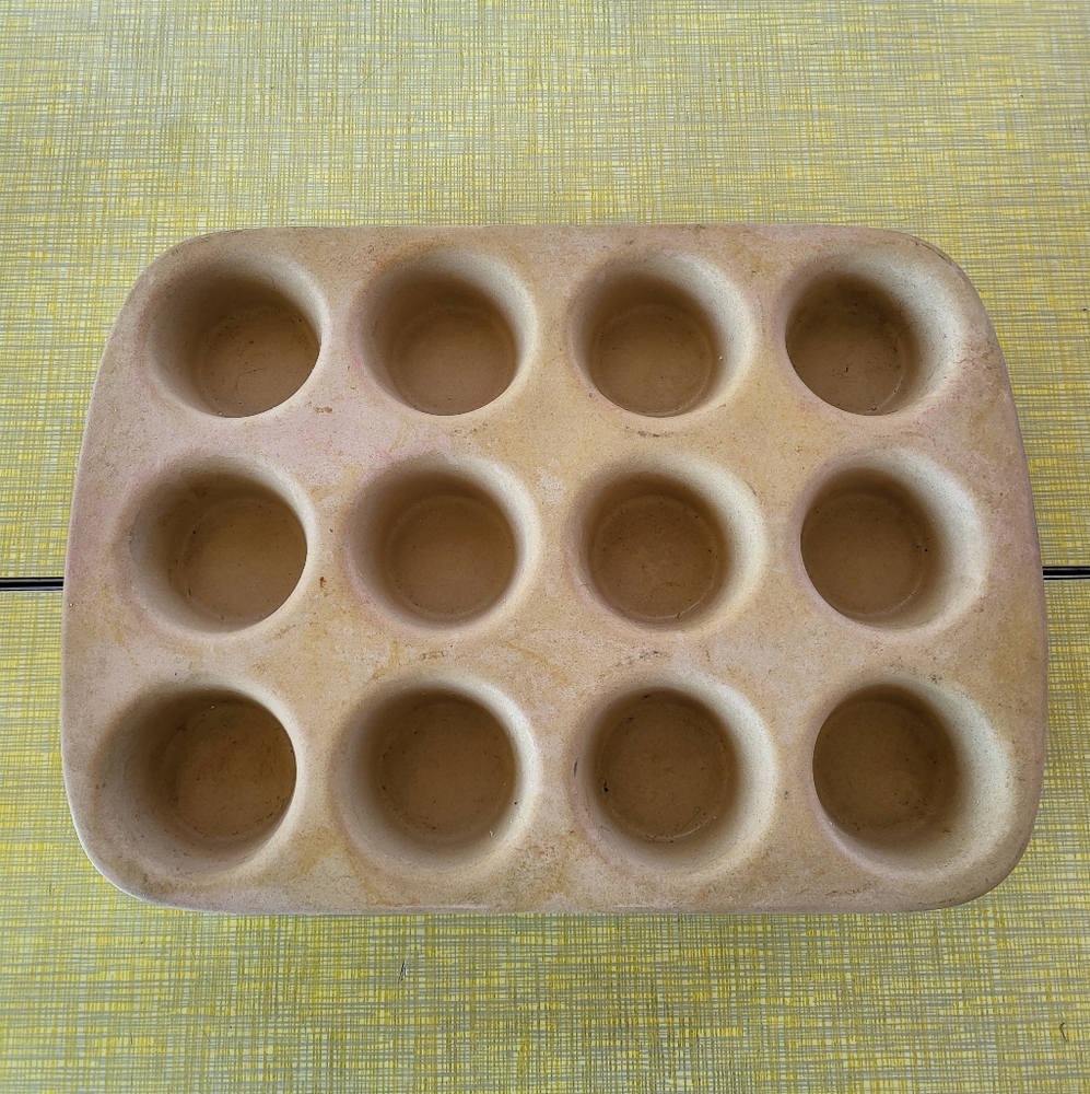Pampered Chef Stoneware - 12 Muffin - Cupcake - Family Heritage Collection